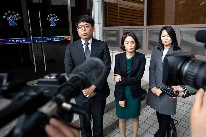 루렌도 씨 가족은 변호인들의 도움을 받아 난민 심사 불회부 결정 취소소송을 제기했다. 맨 왼쪽이 공익사단법인 두루의 이상현 변호사. ⓒ시사IN 신선영