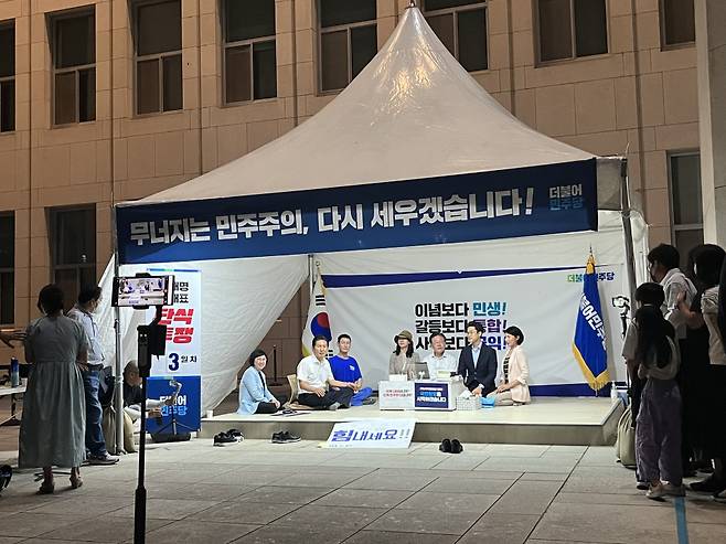 이재명 대표가 단식 선언 3일차인 9월2일 오후 국회 본청 앞 단식농성장에서 지지자들과 대화를 나누고 있다.ⓒ시사저널 강윤서