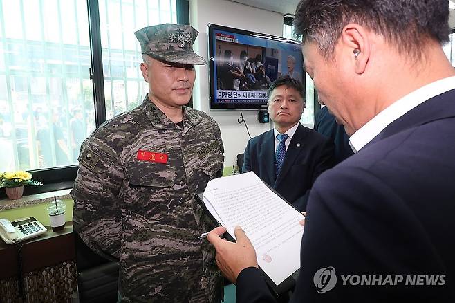 박정훈 전 해병대 수사단장 구인영장 집행 (서울=연합뉴스) 김주성 기자 = 채 모 상병 순직 사건을 수사하다 항명 등의 혐의로 입건된 박정훈 전 해병대 수사단장(대령)이 1일 서울 용산구 군사법원에서 열리는 구속 전 피의자심문(영장실질심사)에 앞서 군 검찰의 구인영장을 받고 있다. 2023.9.1 utzza@yna.co.kr