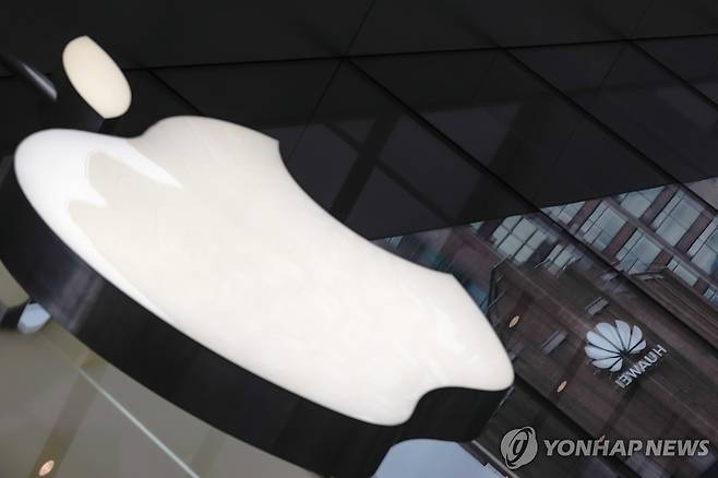 상하이 애플스토어 창에 비친 화웨이 로고 [EPA 연합뉴스자료사진. 재판매 및 DB 금지]