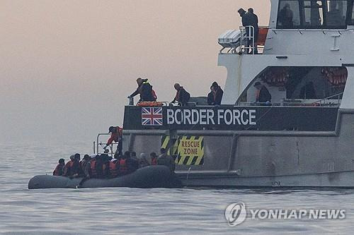 소형 보트타고 영불 해협 건너는 이주민들 (EPA=연합뉴스) 지난달 24일(현지시간) 영국 국경 수비대 함정이 소형 보트를 타고 영불 해협을 건너는 이주민을 구조하는 모습.