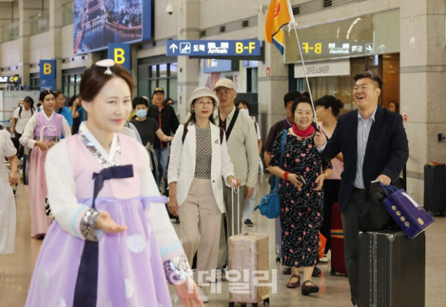 중국인 단체 관광객들이 지난달 24일 오후 인천국제공항을 통해 입국하고 있다.(사진=이데일리DB)