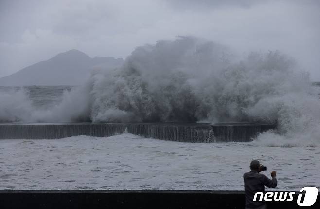 제11호 태풍 하이쿠이가 3일(현지시간) 대만에 상륙하면서 40여명이 부상하고 수천명의 주민이 대피했다. 2023.09.03. ⓒ AFP=뉴스1 ⓒ News1 정윤영 기자