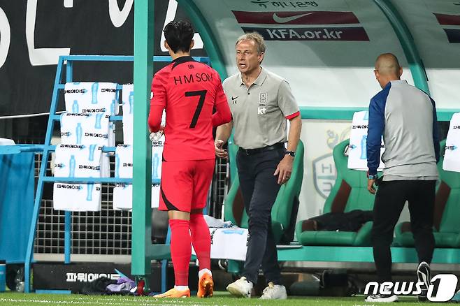 위르겐 클린스만 축구대표팀 감독이 20일 대전 유성구 대전월드컵경기장에서 열린 하나은행 초청 대한민국과 엘살바도르의 축구 국가대표 평가전에서 후반 손흥민을 투입시키며 대화하고 있다. 2023.6.20/뉴스1 ⓒ News1 유승관 기자