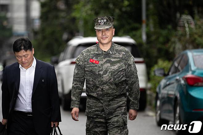'항명' 혐의를 받는 박정훈 전 해병대 수사단장(대령)이 지난달 28일 서울 용산구 국방부 검찰단으로 출석하고 있다. 왼쪽은 김정민 변호사.  ⓒ News1 이승배 기자