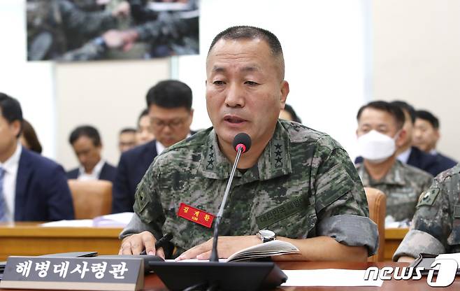 김계환 해병대사령관이 지난달 25일 오후 서울 여의도 국회에서 열린 국방위원회 전체회의에서 의원들의 질의에 답하고 있다. ⓒ News1 임세영 기자