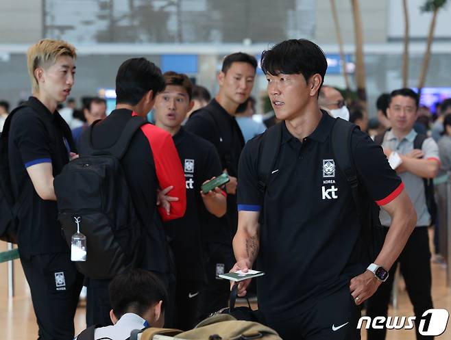 김영권(오른쪽)을 비롯해 국내 리그에서 활약 중인 한국 축구 국가대표팀 선수들이 4일 오전 인천국제공항 2터미널을 통해 영국으로 출국하고 있다. 위르겐 클린스만 감독이 지휘하는 축구대표팀은 오는 8일 13일 각각 웨일스와 사우디아라비아와 친선 경기를 펼친다. 2023.9.4/뉴스1 ⓒ News1 신웅수 기자