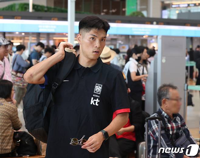 한국 축구 국가대표팀 이순민이 4일 오전 인천국제공항 2터미널을 통해 영국으로 출국하고 있다. 위르겐 클린스만 감독이 지휘하는 축구대표팀은 오는 8일 13일 각각 웨일스와 사우디아라비아와 친선 경기를 펼친다. 2023.9.4/뉴스1 ⓒ News1 신웅수 기자