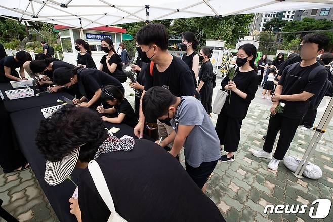 서울 서이초 사망 교사의 49재인 4일 서울 서초구 서이초등학교에 마련된 추모공간을 찾은 추모객들이 추모글귀를 작성하고 있다. 2023.9.4/뉴스1 ⓒ News1 유승관 기자