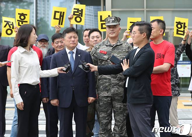 김정민 변호사가 4일 오전 경기 수원시 영통구 수원지방법원에서 박정훈 해병대 전 수사단장 보직해임 집행정지신청 취지와 보직해임 취소소송 관련 브리핑과 함께 군인권센터가 작성한 의견서 취지 설명을 하고 있다. 2023.9.4/뉴스1 ⓒ News1 김영운 기자