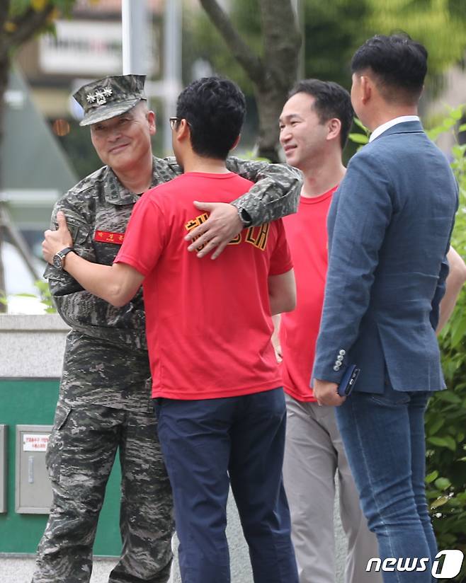 박정훈 해병대 전 수사단장이 4일 오전 경기 수원시 영통구 수원지방법원에서 보직해임 집행정지 신청심문기일에 출석하며 해병대 전우회의 응원과 격려를 받고 있다. 2023.9.4/뉴스1 ⓒ News1 김영운 기자