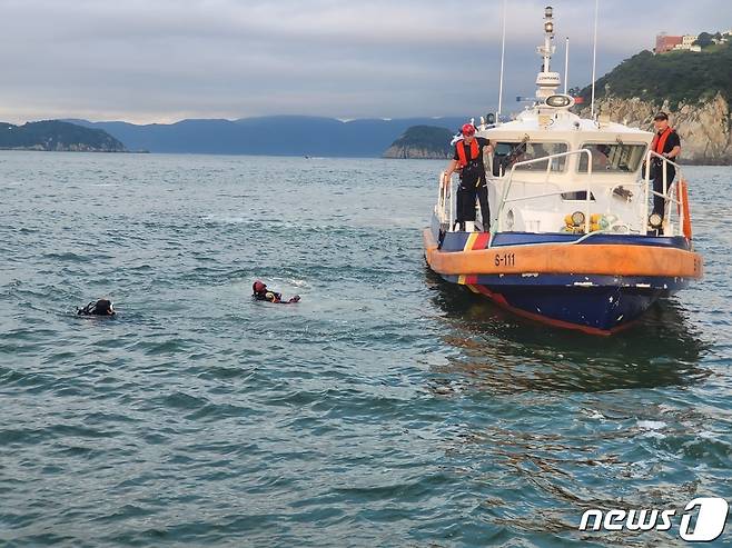 해경이 거제시 일운면 지심도 인근에서 실종자를 수색 중이다.