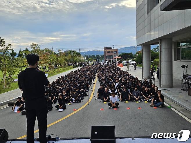 서울 서이초 교사 49재인 4일 강원도 교사 600여명이 강원특별자치도교육청 앞에 모여 고인을 추모하고, 교권 보호를 위한 대책 마련을 촉구했다.2023.9.4 한귀섭 기자