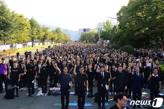 4일 오후 경남교육청 앞에서 열린 고 서이초 교사 49재 추모 집회에 참석한 교사들이 묵념하고 있다. 2023.9.4 ⓒ 뉴스1 박민석 기자