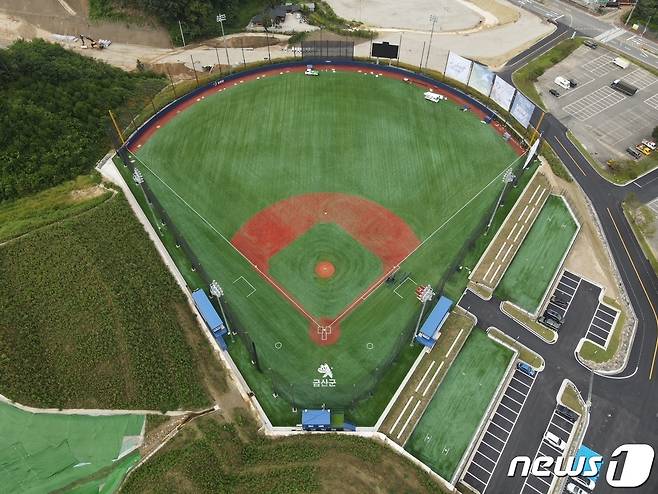 금산군 금산읍 하옥리에 들어선 금산야구장.(금산군 제공)/뉴스1