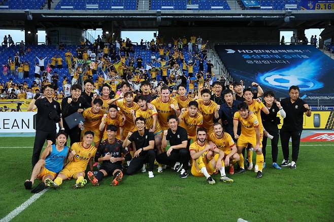 울산문수축구경기장/ K리그1/ 울산현대축구단 vs 광주FC/ 광주 단체/ 승리 사진/ 사진 김정수