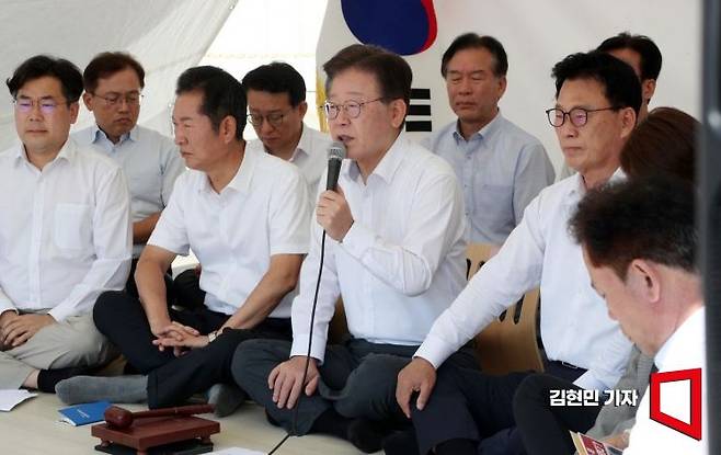 이재명 더불어민주당 대표가 1일 국회 본청 앞 단식투쟁 천막에서 열린 최고위원회의에서 발언하고 있다. 사진=김현민 기자 kimhyun81@