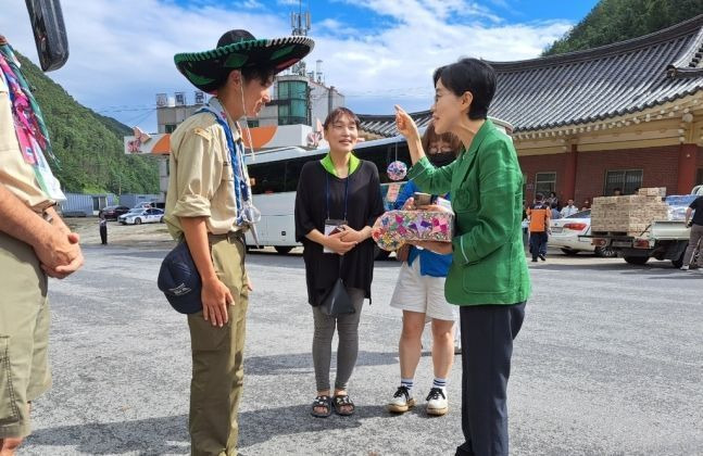 일본 잼버리 대원에게 종이 조형물을 선물 받은 이혜옥 단양부군수(오른쪽). [사진 제공=단양군]