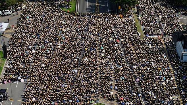 2일 오후 서울 영등포구 국회대로에서 열린 '0902 50만 교원 총궐기 추모 집회'에 공교육 정상화를 요구하는 많은 교사들이 참가하고 있다. [사진출처=연합뉴스]