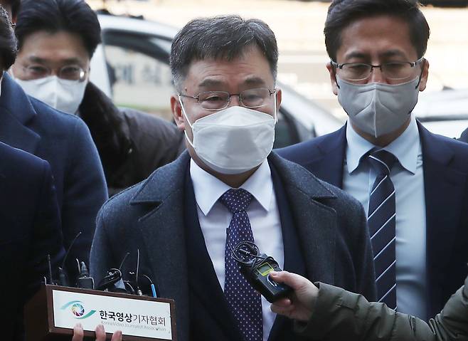 화천대유자산관리 대주주 김만배 씨가 2023년 2월 17일 오전 서울 서초구 서울중앙지방법원에서 범죄수익은닉규제법 위반 혐의 관련 피의자심문(영장실질심사)에 출석하고 있다./뉴스1