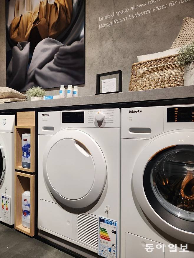 독일 가전업체 밀레가 ‘IFA 2023’에서 선보인 고효율 세탁기 모델. 각 제품의 에너지 효율 등급을 별도로 표기해 놨다. 베를린=곽도영 기자 now@donga.com