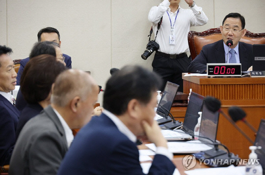 주호영 위원장이 4일 국회에서 열린 연금개혁특별위원회 전체회의에서 발언을 하고 있다.<연합뉴스>