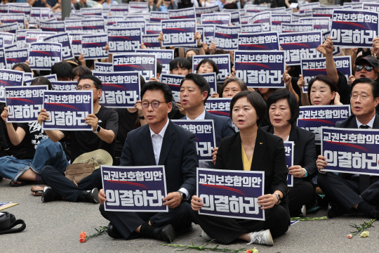 서울 서이초등학교 교사의 49재 추모일인 4일 오후 서울 여의도 국회의사당 앞에서 열린 추모 집회에 박광온 더불어민주당 원내대표, 이정미 정의당 대표, 국회 교육위원회 소속 국민의힘 의원 등이 참석해 있다.<연합뉴스>