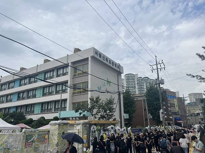 4일 오후 서울 양천구 신목초등학교 정문에 마련된 추모공간에 추모행렬이 서 있다. /사진= 주원규 기자