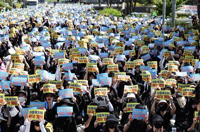 지난 2일 서울 여의도 국회의사당 앞에서 열린 서이초 교사 추모 및 입법촉구 7차 교사 집회에서 참석자들이 악성민원인 강경 대응을 촉구하고 있다. /사진=뉴스1