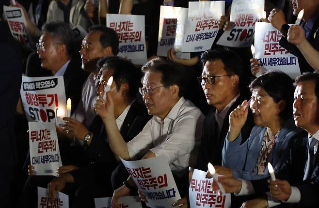 이재명 더불어민주당 대표와 박광온 원내대표 등이 4일 국회 본청 앞 계단에서 열린 민주주의 회복 촛불 문화제에 참가하고 있다. 연합뉴스