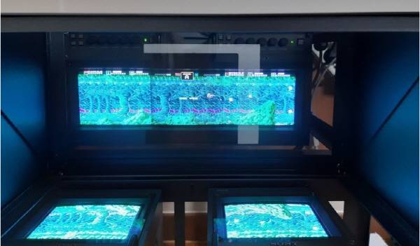 5인치 방송용 모니터 3대를 붙였다