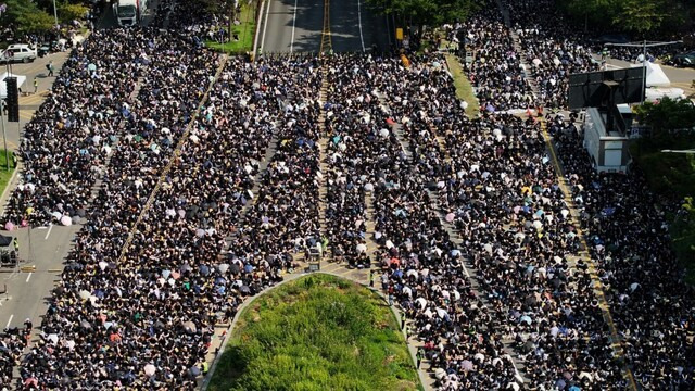 지난 2일 오후 서울 영등포구 국회대로에서 열린 ‘0902 50만 교원 총궐기 추모 집회’에 공교육 정상화를 요구하는 많은 교사들이 참가하고 있다. ‘0902 50만교원 총궐기 추모 집회’ 미디어팀 제공