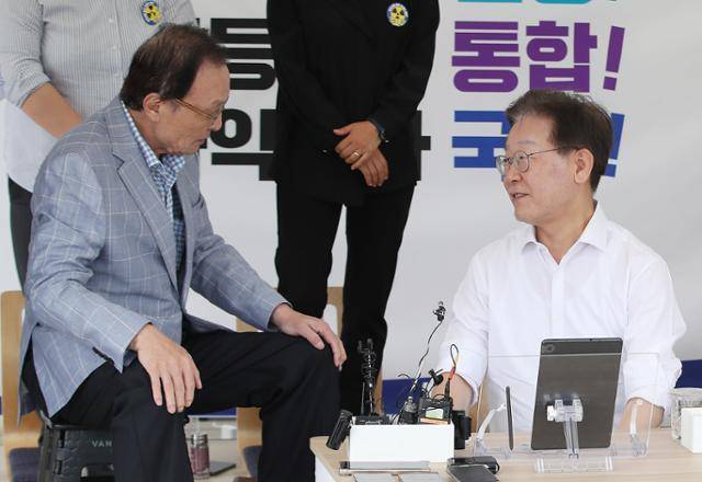 이해찬 전 더불어민주당 대표(왼쪽)가 4일 오후 서울 여의도 국회 본청 앞 단식투쟁 천막을 찾아 이재명 대표와 이야기를 나누고 있다. 뉴스1