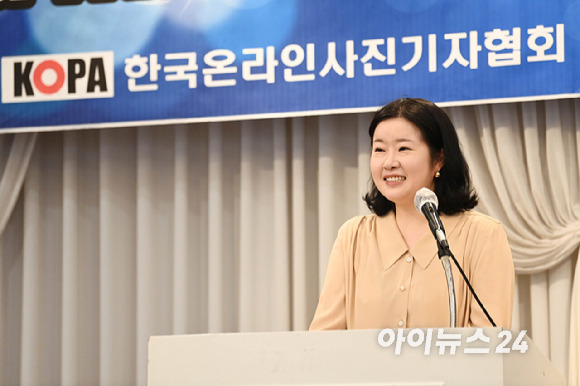 정소희 한국온라인사진기자협회장이 4일 오전 서울 강남구 청담동 호텔리베라에서 열린 '2023 코파 & 니콘 프레스 포토 어워즈(KOPA & NIKON Press Photo Awards)'에 참석해 환영사를 하고 있다. [사진=문수지 기자]