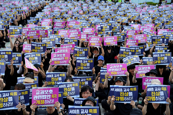 4일 오후 광주 동구 5·18민주광장에서 광주지역 교사 3500여명이 참석한 가운데 '9·4공교육 멈춤의 날-서이초 교사 추모집회'가 열리고 있다. [사진=뉴시스]