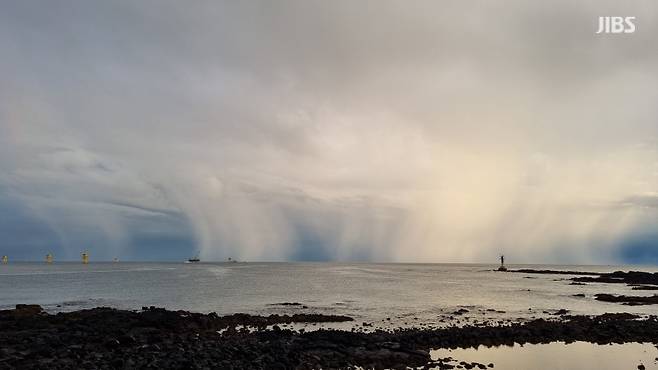 그제(2일) 제주시 한림읍 귀덕리 앞 바다에서 실타래처럼 피어오른 수증기 (사진, 오일령 기자)