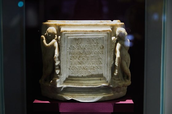 로마제국의 ‘대리석 유골함 항아리’엔 세상을 떠난 남편에 대한 아내의 사랑이 라틴문자로 기록됐다.