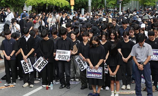 4일 오후 서울 여의도 국회 앞에서 열린 추모 집회에서 참가자들이 고인을 추모하며 묵념하고 있다. 연합뉴스