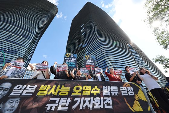 한국대학생진보연합 관계자들이 지난달 25일 오후 서울 종로구 주한 일본대사관 앞에서 일본의 원전 오염수 방류 결정을 규탄하며 구호를 외치고 있다. 연합뉴스