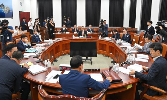 박덕흠 국회 정보위원회 위원장이 4일 오후 서울 여의도 국회에서 김규현 국정원장이 참석한 가운데 열린 정보위원회 전체회의에서 의사봉을 두드리고 있다. 강정현 기자