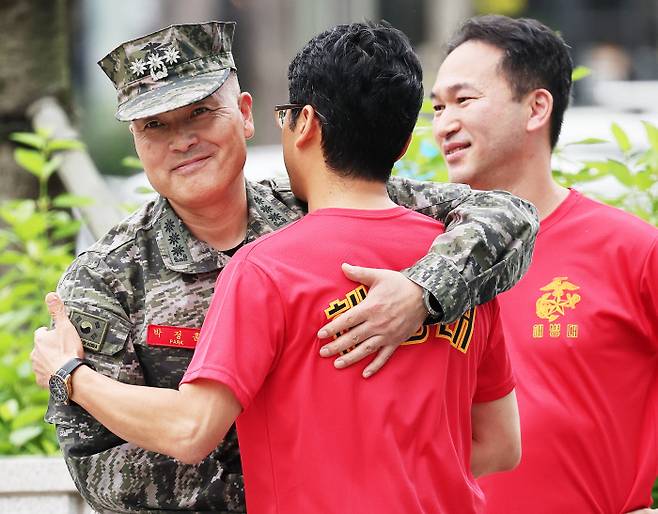 보직해임 관련 심문 출석하는 박정훈 대령 채모 상병 순직 사건을 수사하다 해임된 박정훈 전 해병대 수사단장이 4일 오전 경기 수원시 영통구 수원지방법원에서 열린 보직해임 집행정지 신청 첫 심문에 출석하며 전우들과 인사하고 있다. 연합뉴스