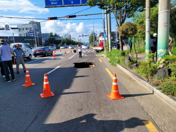 진주상평산업단지 내 도로에서 직경 3m 크기의 싱크홀(땅 꺼짐)이 발생했다. 독자 제공