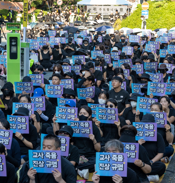 서이초 교사 49재 추모 집회가 열린 4일 부산진구 부산시교육청에서 부산지역 교사 일동이 “교권 보호 법안 개정하라!” 등의 구호를 외치고 있다. 이원준 기자 windstorm@kookje.co.kr