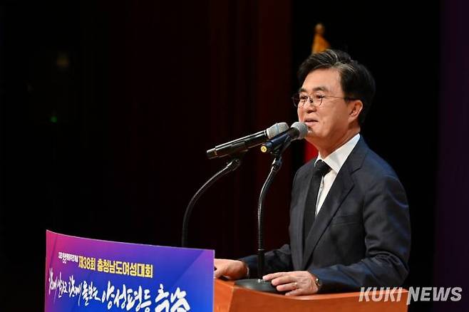 김태흠 충남지사가 4일 도 문예회관에서 열린 제38회 충청남도여성대회에서 여성의 사회활동 지원을 약속하고 있다.