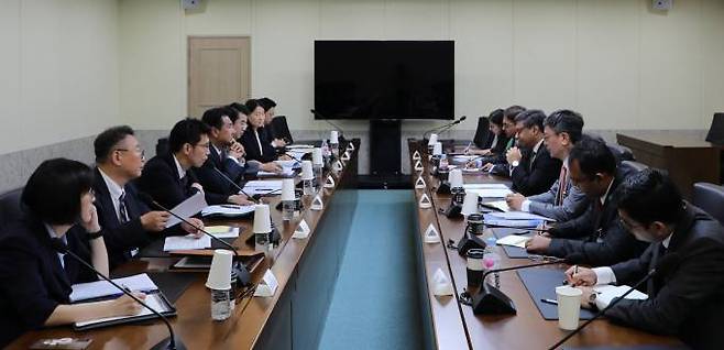 김태효 국가안보실 제1차장이 지난달 23일 서울 용산 대통령실 청사에서 비크람 미스리 인도 국가안보 부보좌관과 제4차 한-인도 국가안보실 전략대화를 하고 있다.   대통령실 제공