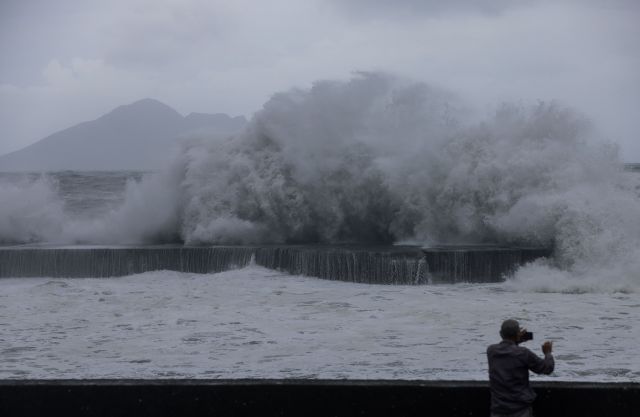 대만 동부 일란에서 지난 3일 한 남성이 제11호 태풍 ‘하이쿠이’의 영향으로 높아진 파도를 촬영하고 있다. AFP연합뉴스