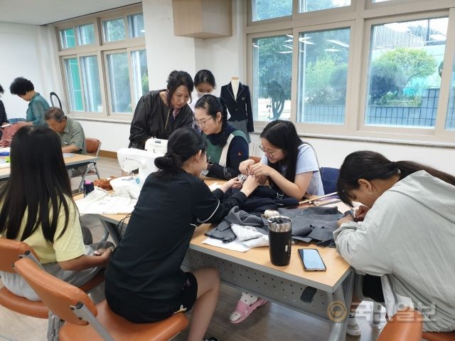 경북 울진 온정중학교 학생들이 교복 만들기를 하고 있다. 온정중학교 제공