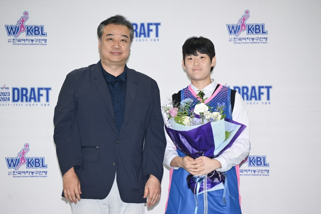 임근배 삼성생명 감독과 이예나. WKBL 제공