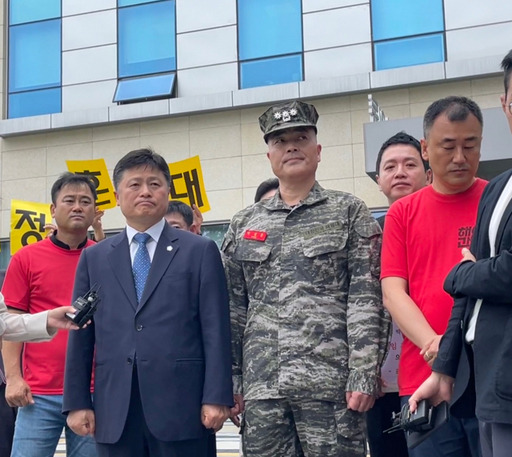 4일 오전 10시30분께 박정훈 전 해병대 수사단장(오른쪽)과 김정민 변호사가 수원지법 앞에서 기자들의 질문에 답하고 있다. 김은진기자 