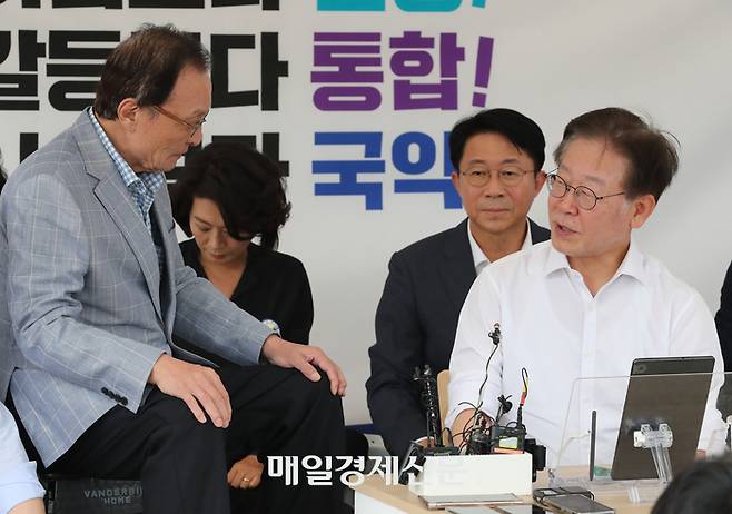 이해찬 더불어민주당 상임고문(왼쪽)이 4일 오후 서울 여의도 국회 본청앞 단식투쟁천막을 찾아 이재명 대표와 이야기를 나누고 있다. 2023.9.4 [김호영기자]